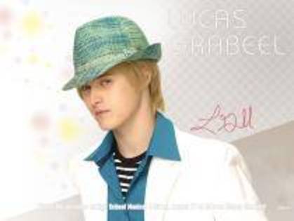 MCJRCZOQWAQLZBPNQKP - Lucas Grabeel