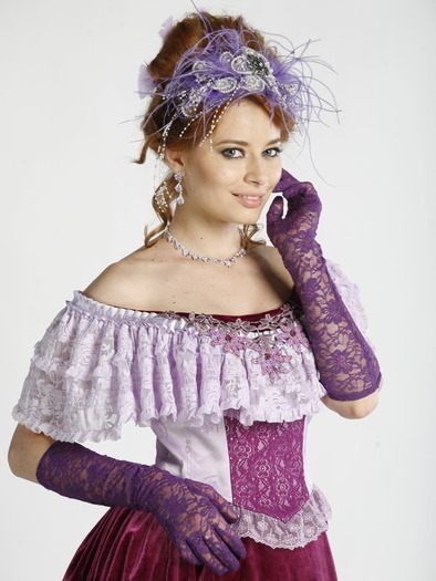 Laura Cosoi (Tantzi) - Aniela-personaje