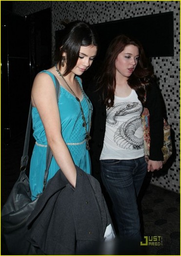 30hnci1 - Selena Gomez Jennifer Stone are East-Enders