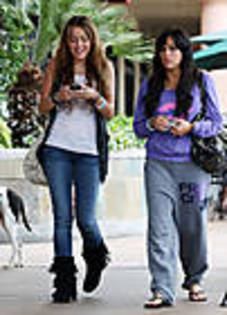 miley-cyrus_COM-tolucalake2009may30-mandyjiroux051