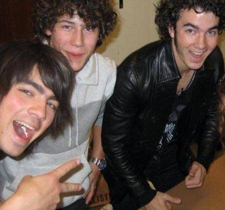 TWENONXOZYDRTHWWRAZ - Jonas Brothers