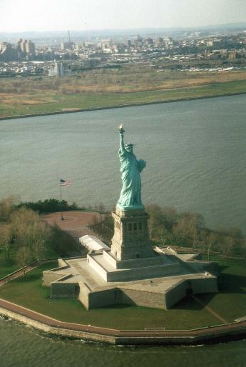NYC_New_York_Liberty_Statue_from_Helicopter_b - statuia Libertatii