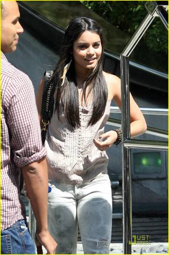 2crvgw8 - Vanessa Hudgens is wedwoost wonderful