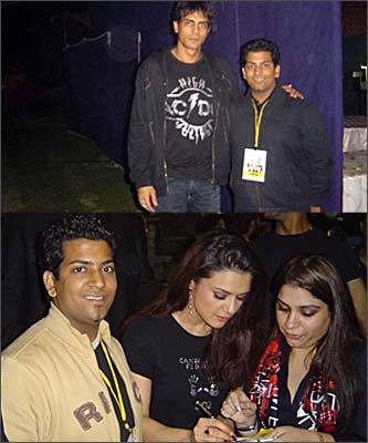 Preity Zinta si Arjun Rampal le dadeau autografe fanilor
