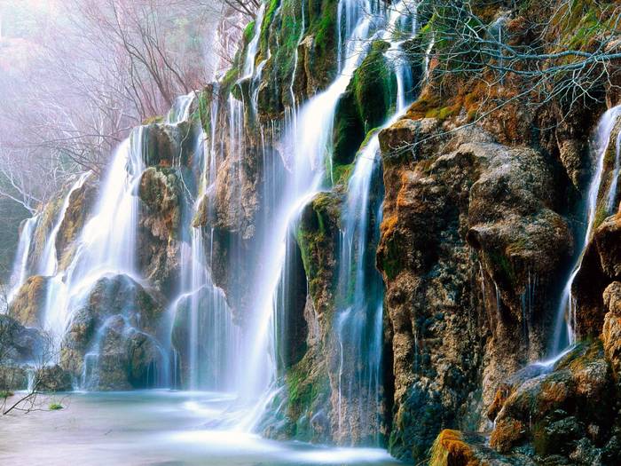 Source_of_the_River_Cuervo_Cuenca_Province_Spain; multe cascade
