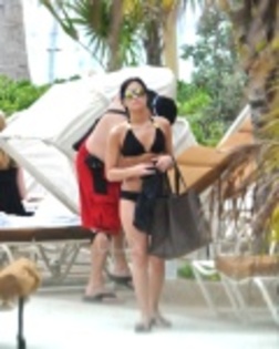 demi_lovato_at_the_atlantis_resort_in_the_bahamas_may_30_BNnGFNy.thumb demi_lovato_at_the_atlantis_resort_in_the_bahamas_may_30_BNnGFNy.thumb
