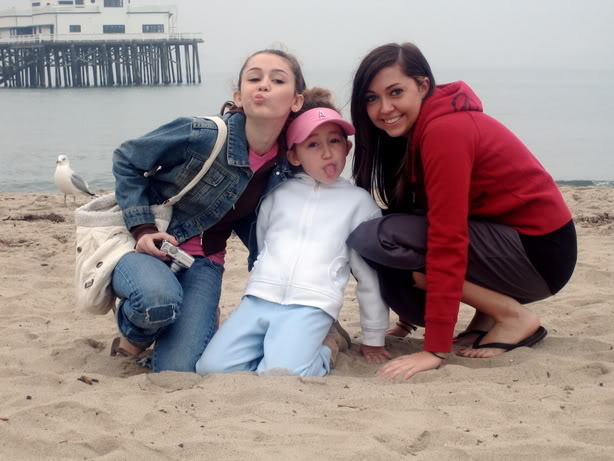 Atthebeach02[1] - Miley Cyrus and Noah Cyrus