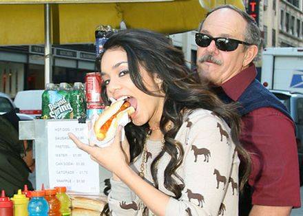 vanessa-hudgens-hot-dog-eating-440x360