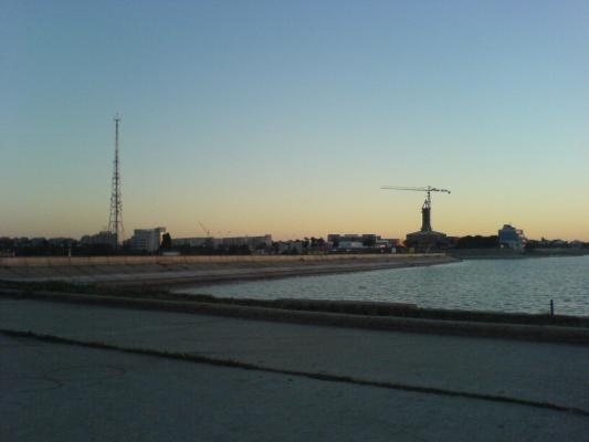 peisaj cu macara si turn