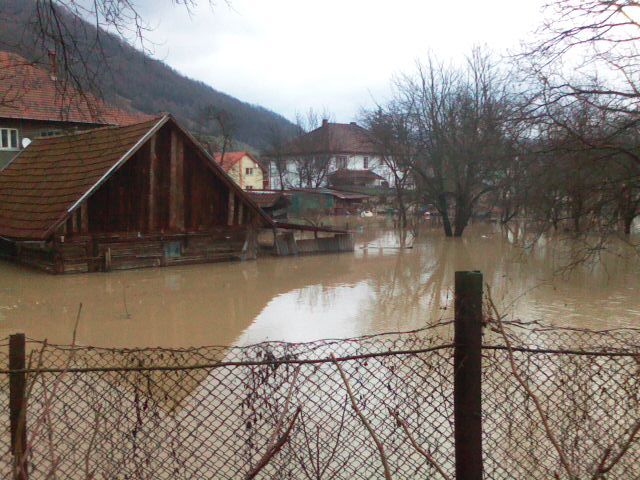 casa alba e a mea - Inundatii decembrie 2009 apa in gradina si curtea mea de la CRISCIOR