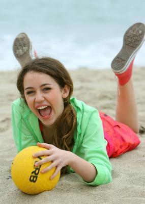 BSFLSRNQJZBIXZGTOWF - Miley Cyrus pe plaja
