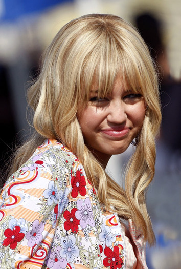 55315484hannahmontana3172009124247pm - HANNAH MONTANA