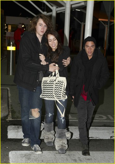 miley-cyrus-braison-bundle-up-10