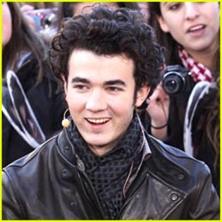 kevin-jonas-saw-twilight - kevin  jonas