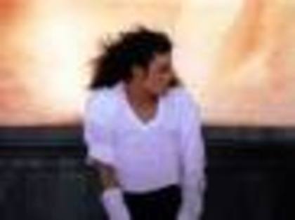 WVKYFOQESKJEBZJNJLM - Michael Jackson-black or white