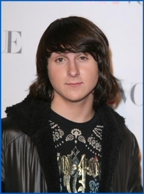 6th-Annual-Teen-Vogue-Young-Hollywood-Party-Sept-18-mitchel-musso-6553722-297-400 - Mitchel Musso