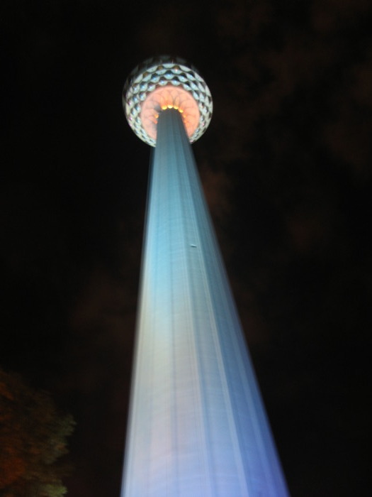 KL Tower 421m - seara; sau Menara Kuala Lumpur, al cincilea din lume
