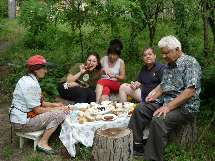 1 la o gustarica la marginea padurii cu bunicii, verisoara si matusa mea  - Un weekend la padure la locul bunicilor