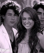 NXCGWZXBPGVEEKOVPQJ - Miley and Nick