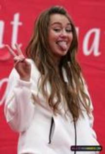 FDSTOAVPYDKYDQQJTUM - 0-Miley-Cyrus_fata super
