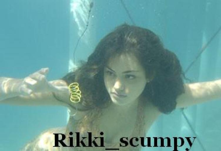 in apa - Cleo Sertori-Phoebe Tonkin