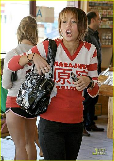 miley-cyrus-harajuku-girl-12[1]