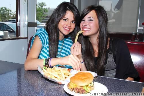 IVMYLDUAXUNUPKZKTSV - Selena Gomez si Demi Lovato