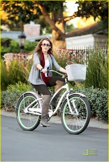 Telefarandula-Miley_4[5][1] - miley pe bicicleta