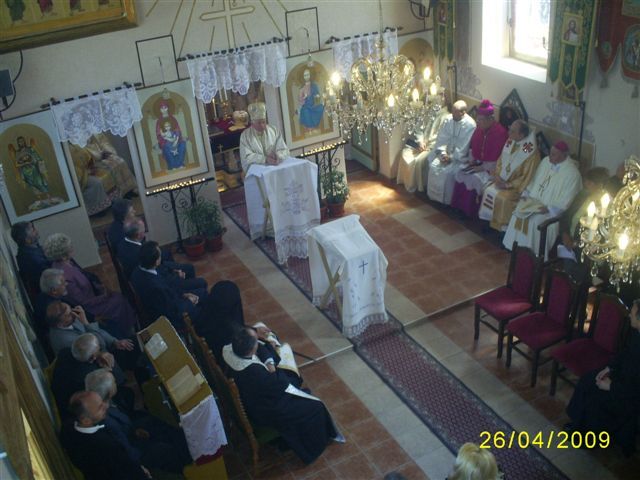 Kopia_av_A_DOUA_ZI_DE_PASCI_SI_CEI_16_POPI_IN_26_04_2009_LA_MARCOVAT_073 - Biserica Catolica