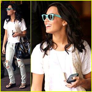 demi-lovato-ripped-london[1] - Demi Lovato is Ripped in London