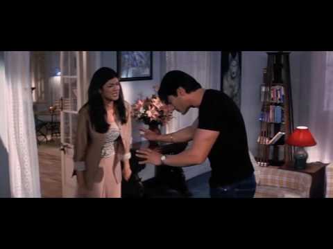 Arjun si Sushmita intr o scena din film - AANKHEN