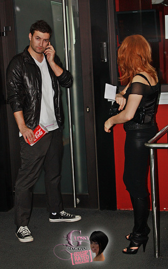 2jg8qyr - Laura Cosoi