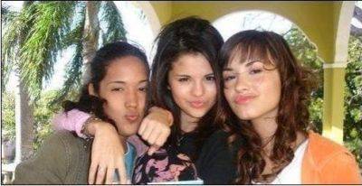 Selena-Demi-selena-gomez-and-demi-lovato-2116760-400-206