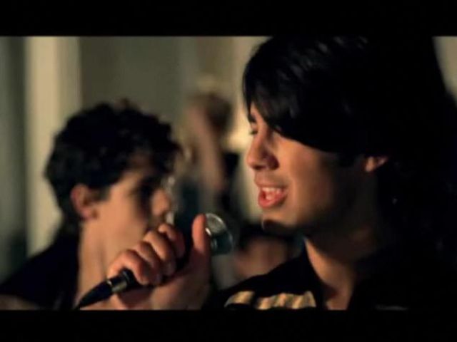 00050087125264_640x480_01 - Burnin up-Jonas Brothers