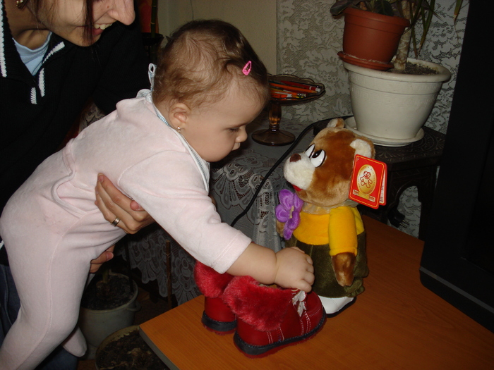 04-Si mi-a adus o jucarie tare haioasa