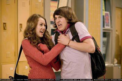 normal_2x04GetDownAndStudy08 - hannah montana sezonul 2