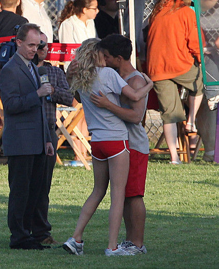 Taylor+Lautner+Flips+Taylor+Swift+3gClD6G5Ho3l