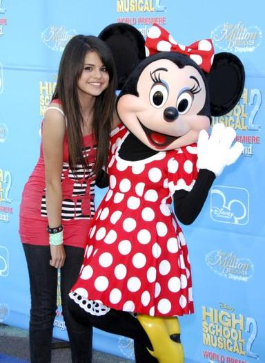 Selena-selena-gomez-556670_440_602 - Selena Gomez