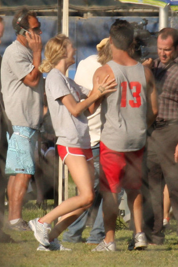 Taylor+Lautner+Flips+Taylor+Swift+RHvaGyEMw5Xl