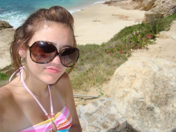 RXCALGBIXVNBWLCSUNQ - Miley Cyrus pe plaja