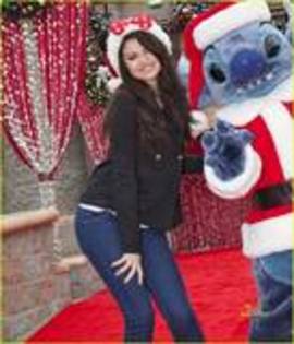 th_DisneylandsWinterCastle2 - Selena la DisneylandWinterCastle