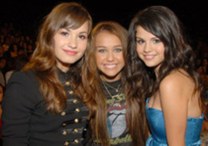 Miley demi si Selena - o poza foarte frumoasa cu Miley Demi si Selena