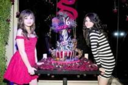 ABIDRQISYUMYEHYERER - selena and demi is bff