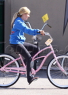 thumb_024 - ASHLEY TISDALE 6 OCTOMBRIE 2009 CU BICICLETA