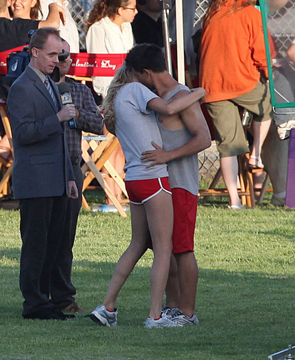 Taylor+Lautner+Flips+Taylor+Swift+qrxYhiZO2g8l