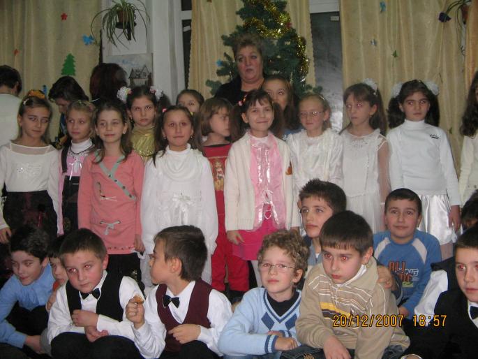Serbare Craciun Clasa a II- B 2007 030; D-na Invatatoare Botica Elena
