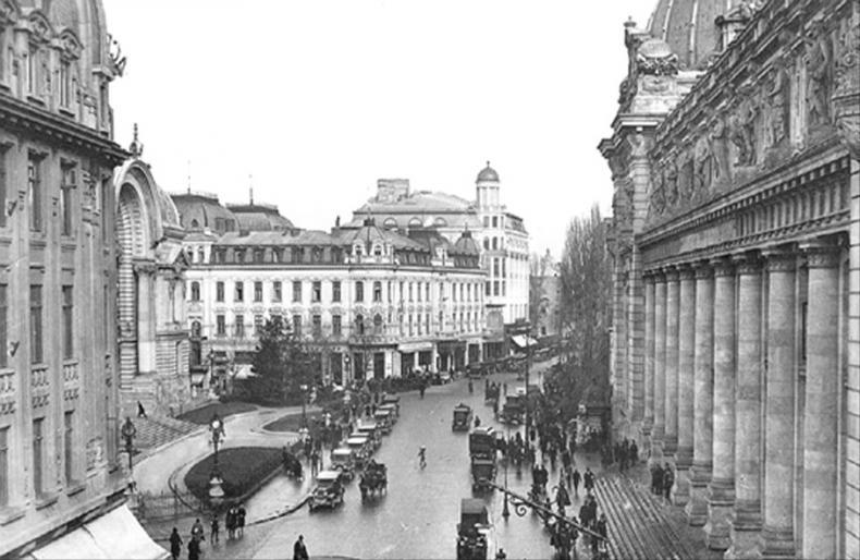 54. In fata Palatului Postelor - Calea Victoriei