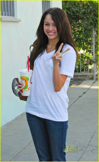 miley-cyrus-juices-up-05[1]