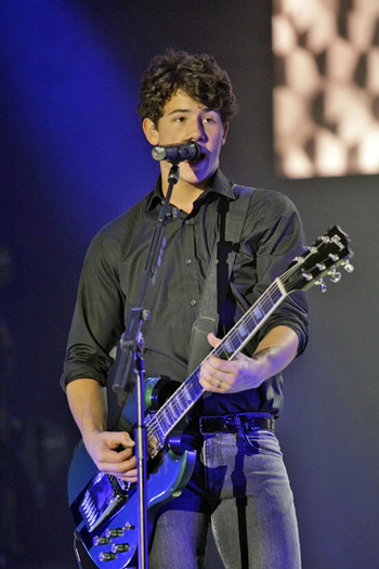june17_jonas4 - Nick Jonas-Poze 2009