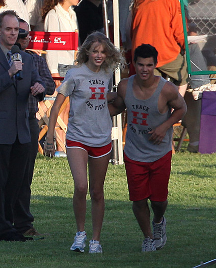 Taylor+Lautner+Flips+Taylor+Swift+o8-BQHrp4pwl